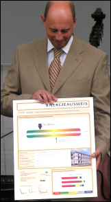 Bundesminister Wolfgang Tiefensee prsentiert Energieausweis des BMVBS